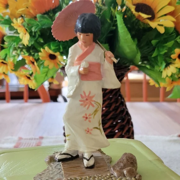 Franklin Mint Children of the World Figurines - Picture 5 of 12